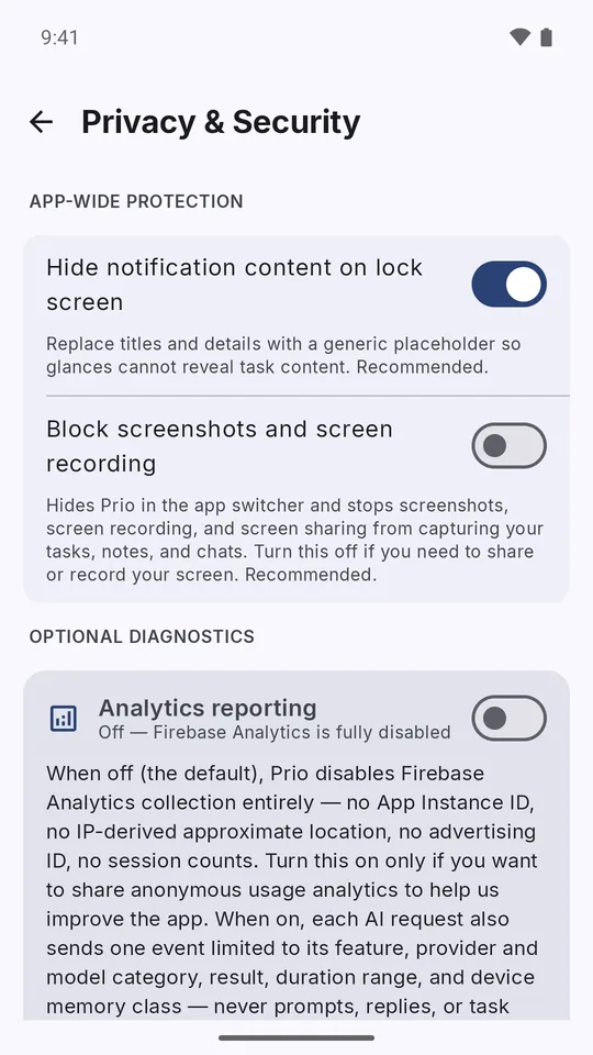 Privacy & Security settings with switches to hide notification content on the lock screen and to block screenshots and screen recording.